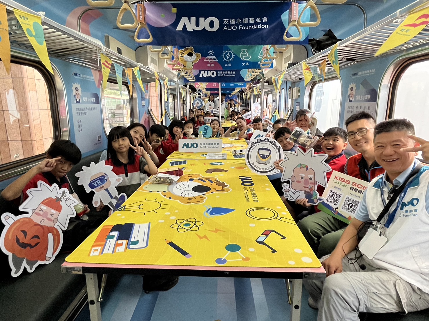 PA视讯永續基金會參與「臺灣科普環島列車」，設計基礎科學車廂課程，以「淨零碳排和永續能源」為主題，讓學生透過創意實驗認識淨零知識，以及思考生活中的減碳行為