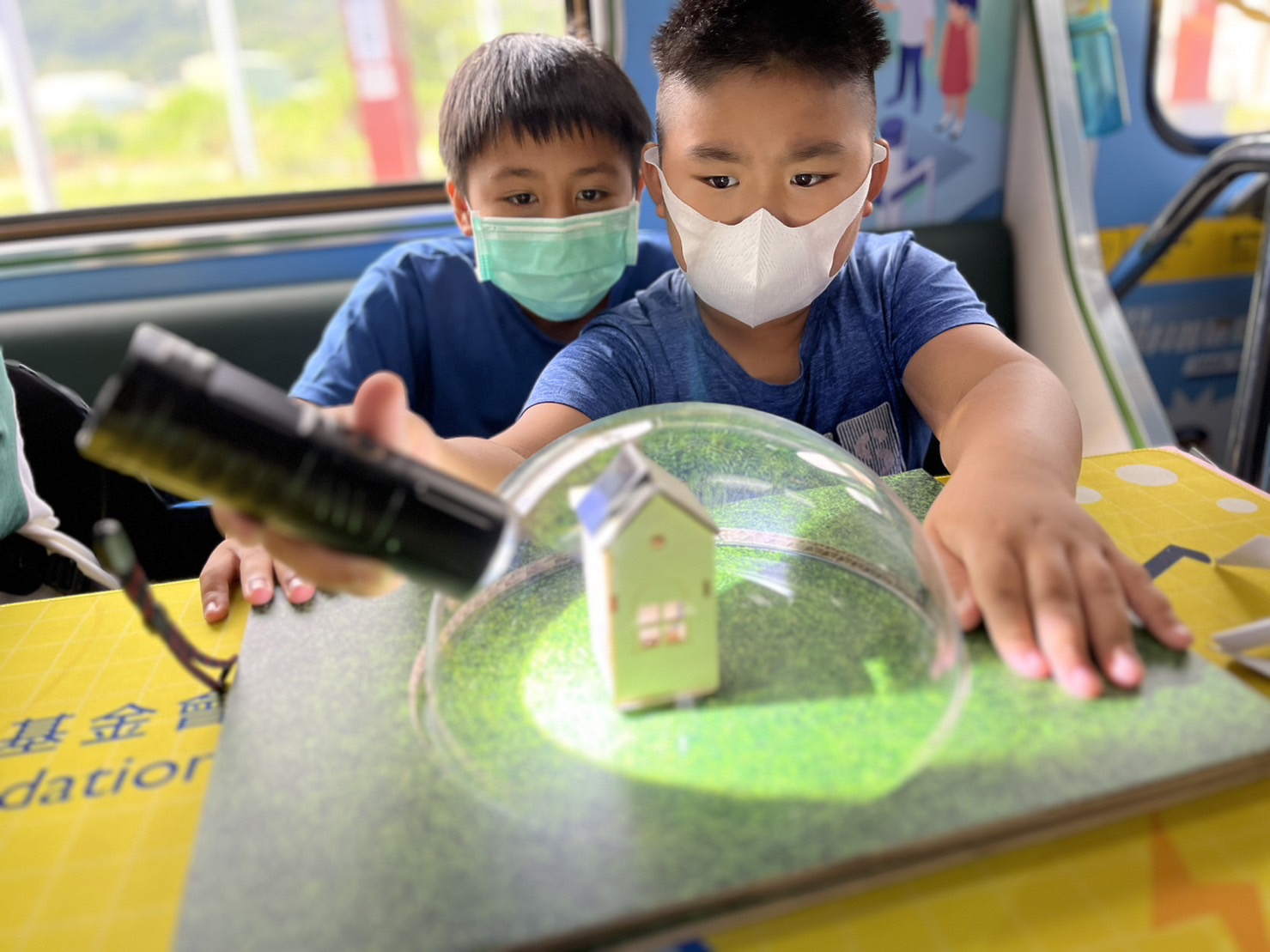 PA视讯參與基礎科學主題車廂，以STEAM教學精神，設計「逐日科學家」、「太陽能工程師」以及「淨零建築師」三大能源科普課程和實驗